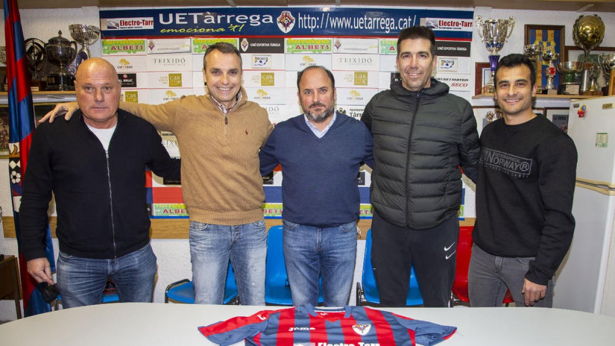 El Tàrrega presenta el nou staff pensant en la permanència