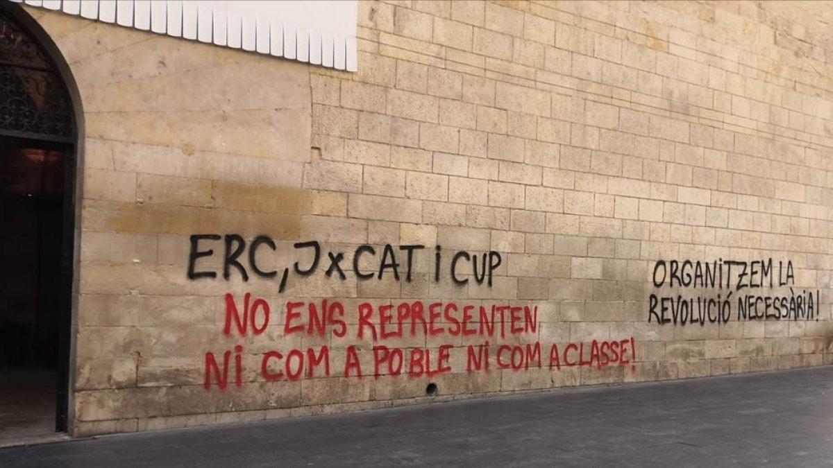 Denuncien un acte vandàlic a la façana de l'edifici de l'IEI de Lleida