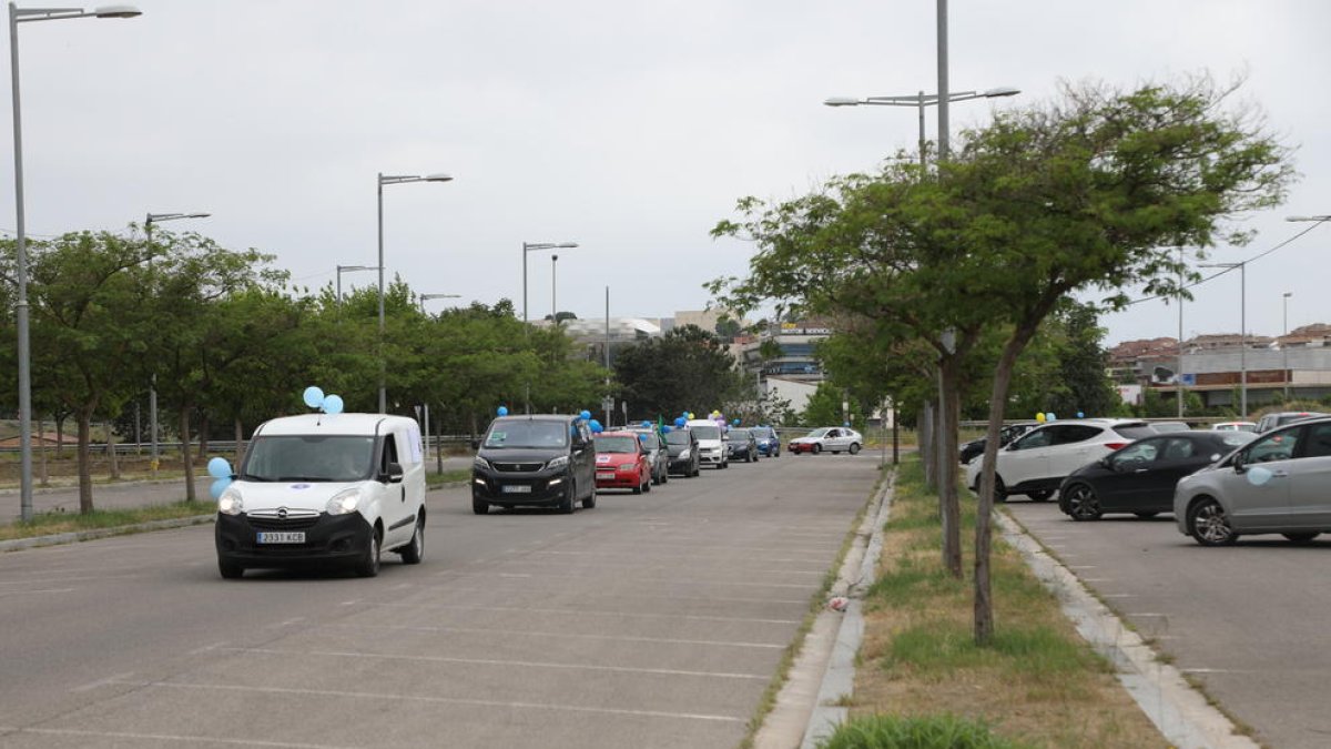 Una decena de vehículos marcharon por el centro de Lleida.
