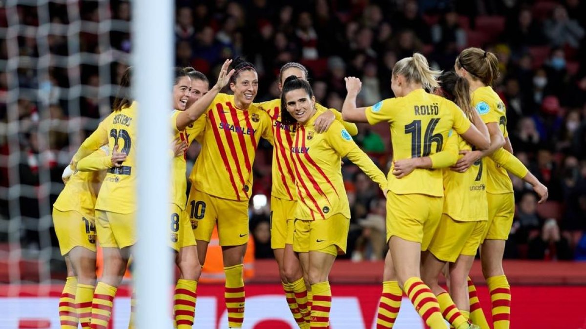 Las jugadoras azulgranas se abrazan tras la consecución de uno de los cuatro goles anotados ayer.