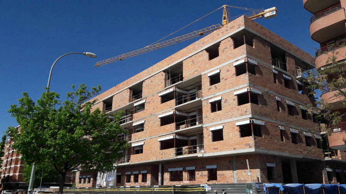 Imatge de construcció d’habitatges a Lleida.