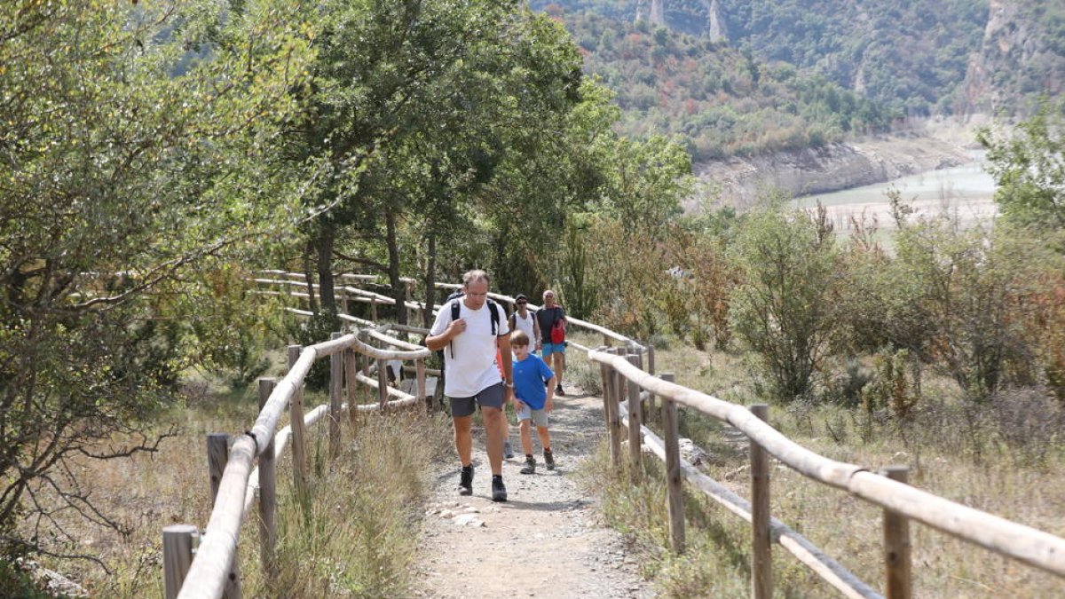 Senderistas inician el recorrido de Mont-rebei desde el parking de La Masieta.