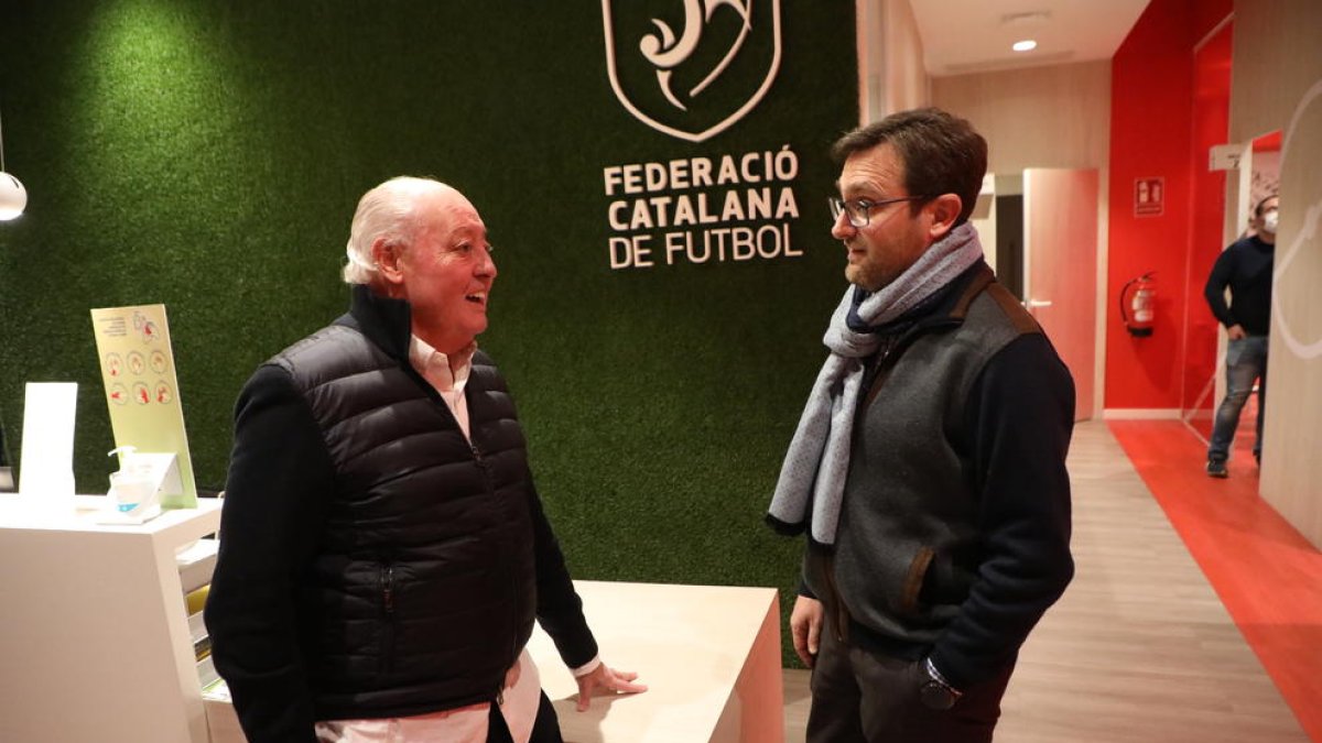 El presidente de la Catalana, Joan Soteras, conversa con Josep Maria Espasa, delegado en Lleida.