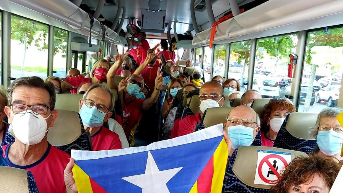 Un agent dels Mossos subjecta un manifestant en la Via Laietana.
