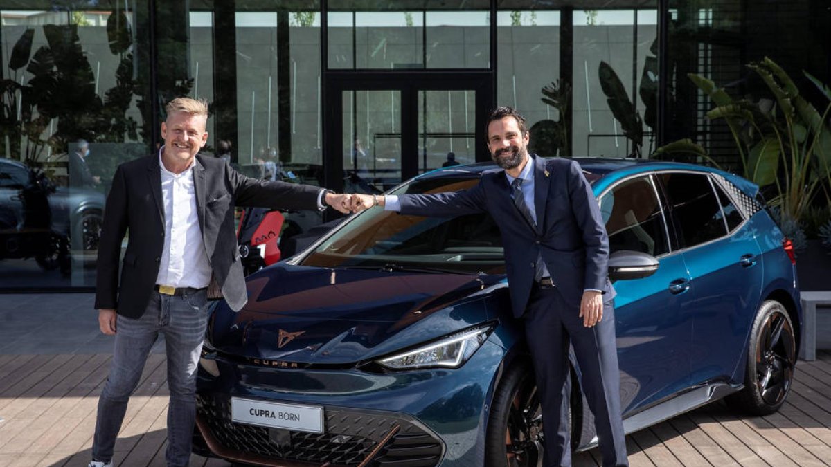 El conseller Torrent con el presidente de Seat, Wayne Griffiths.