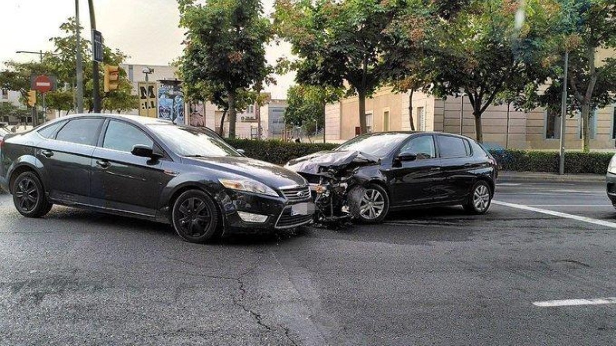 Accidente con tres turismos implicados en Lleida.