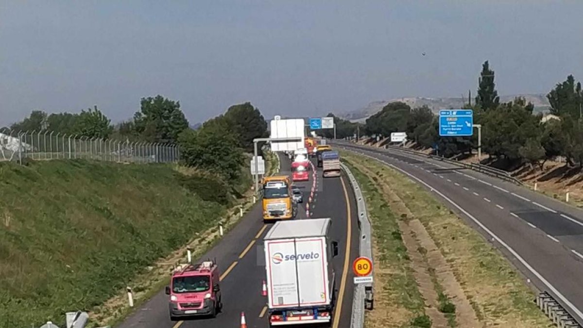 Las obras de renovación del firme en la A-2 este lunes por la mañana.