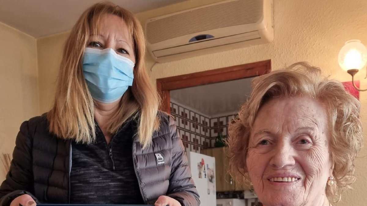 L’alcaldessa de Cervià, ahir al costat de Maria Camí.