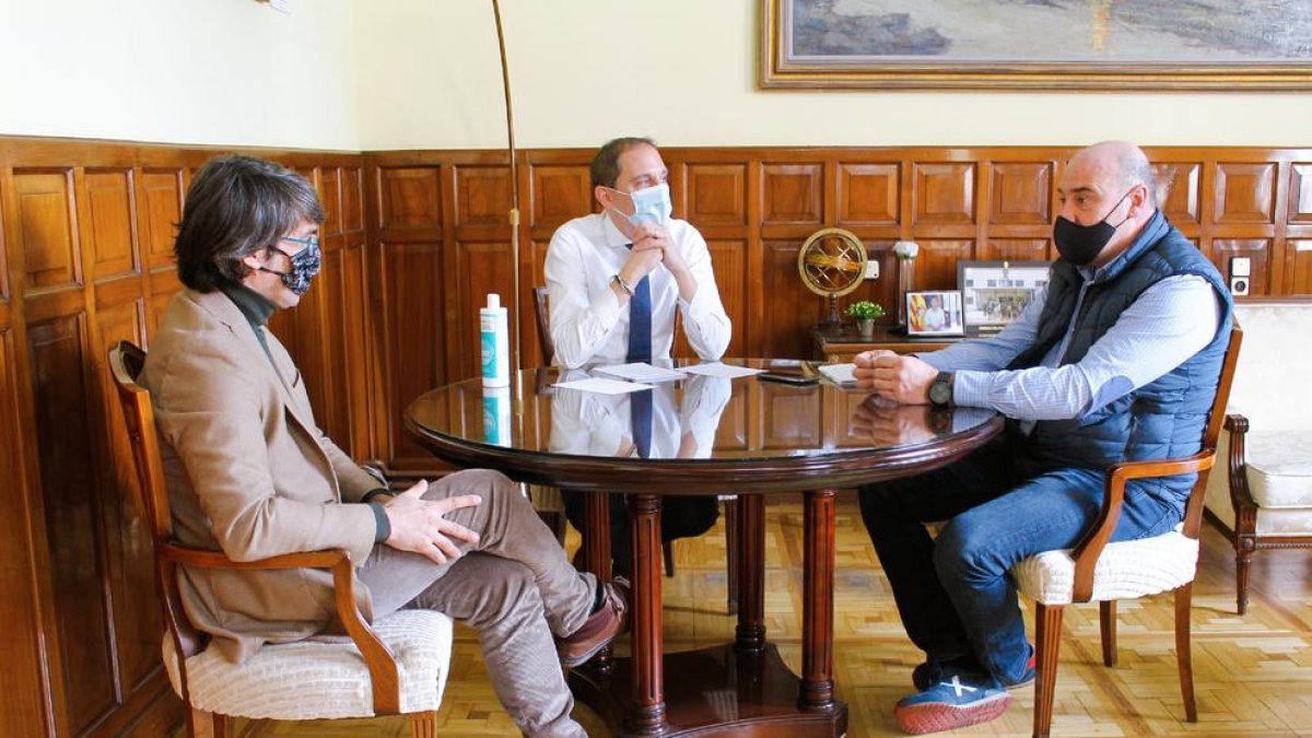 Contactos bilaterales - El subdelegado del Gobierno en Lleida, José Crespín, continuó ayer con la ronda de contactos abierta con los agentes implicados en la campaña de la fruta para evaluar las necesidades del sector para la próxima tempora ...