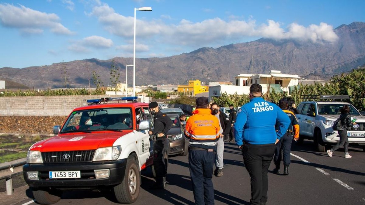 Controlan el acceso a uno de los pueblos afectadas por la lava.