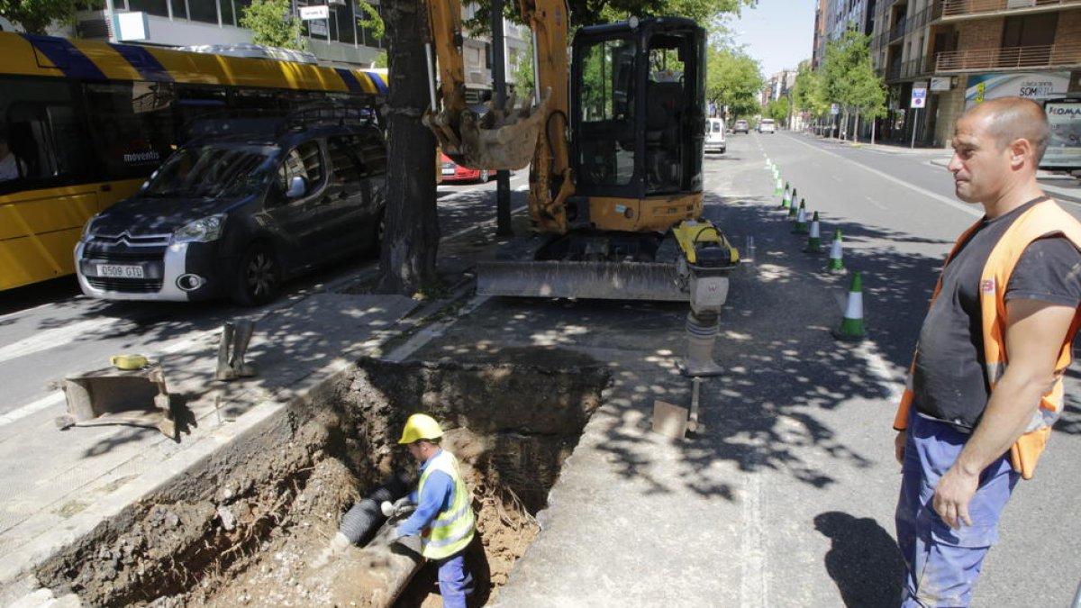 Dos operarios de Aquàlia reparando la fuga de la tubería de Prat de la Riba, ayer.