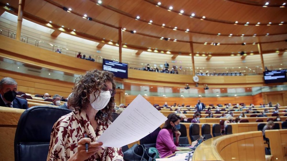 La ministra de Hacienda, ayer antes del debate en el Senado.