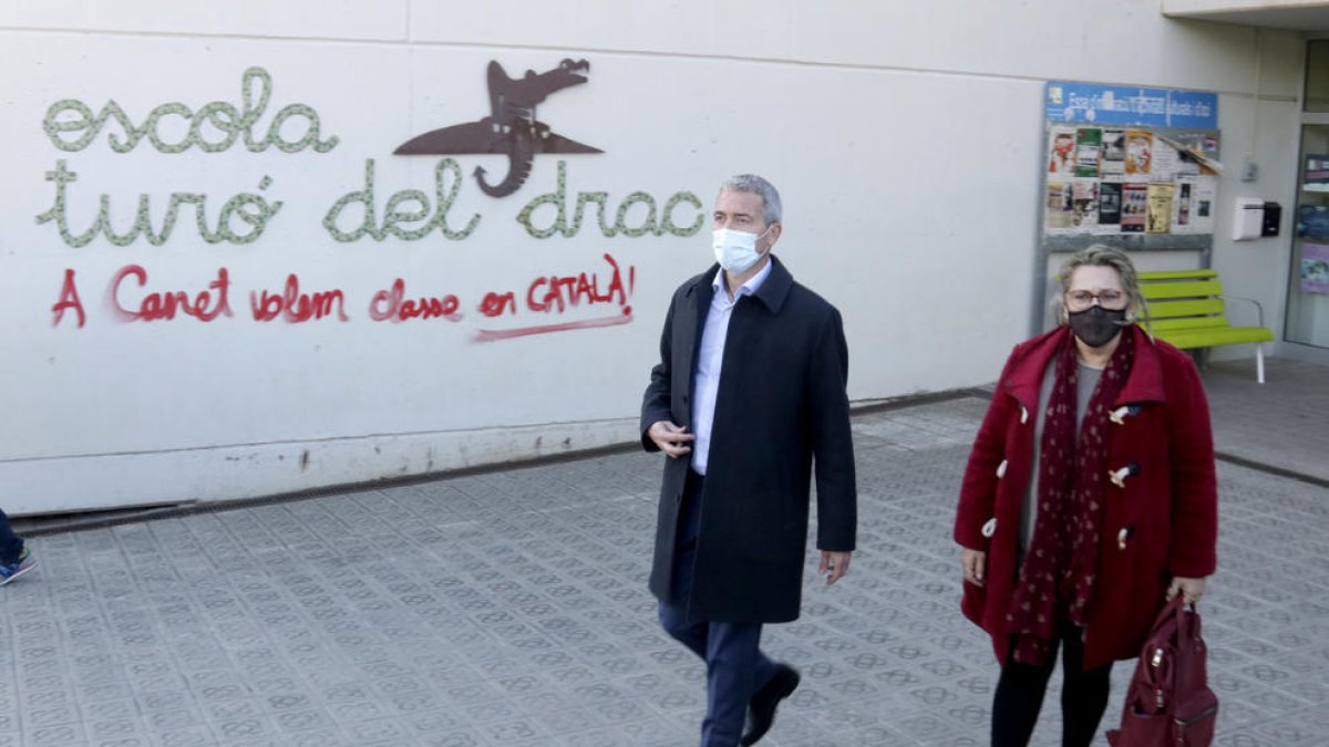 González Cambray y la alcaldesa de Canet, Blanca Arbell, visitando ayer la escuela Turó del Drac.
