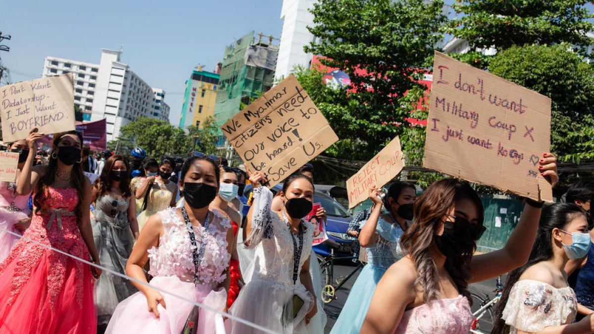 Manifestants contra el cop d’estat militar, ahir, pels carrers de Rangun, a Birmània.