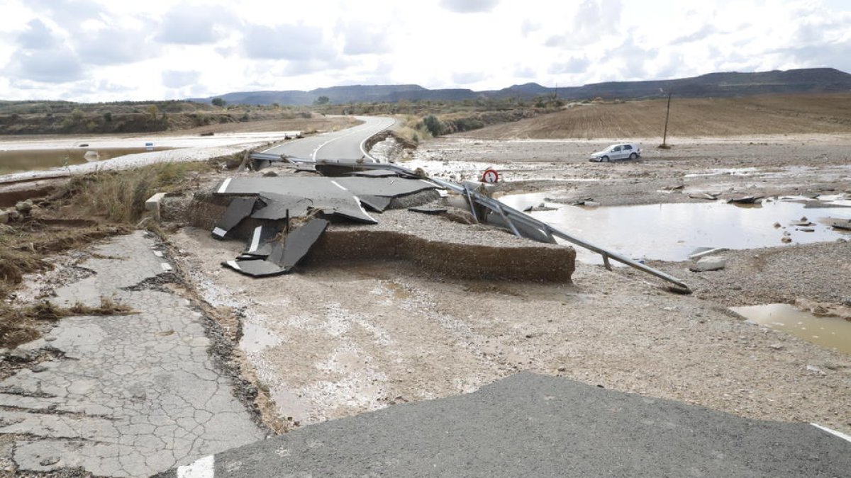Una carretera destrozada por la DANA de octubre de 2019 en Cervià.