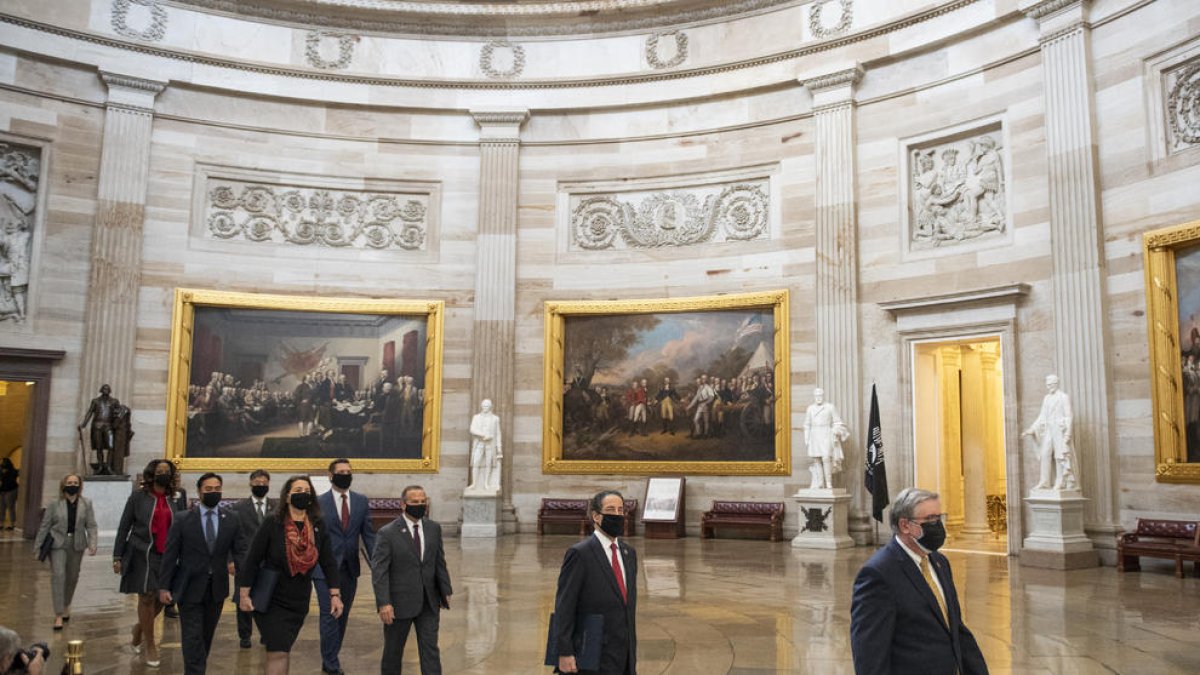Varios senadores a su llegada a la Cámara para la celebración del segundo juicio político contra el expresidente Donald Trump.