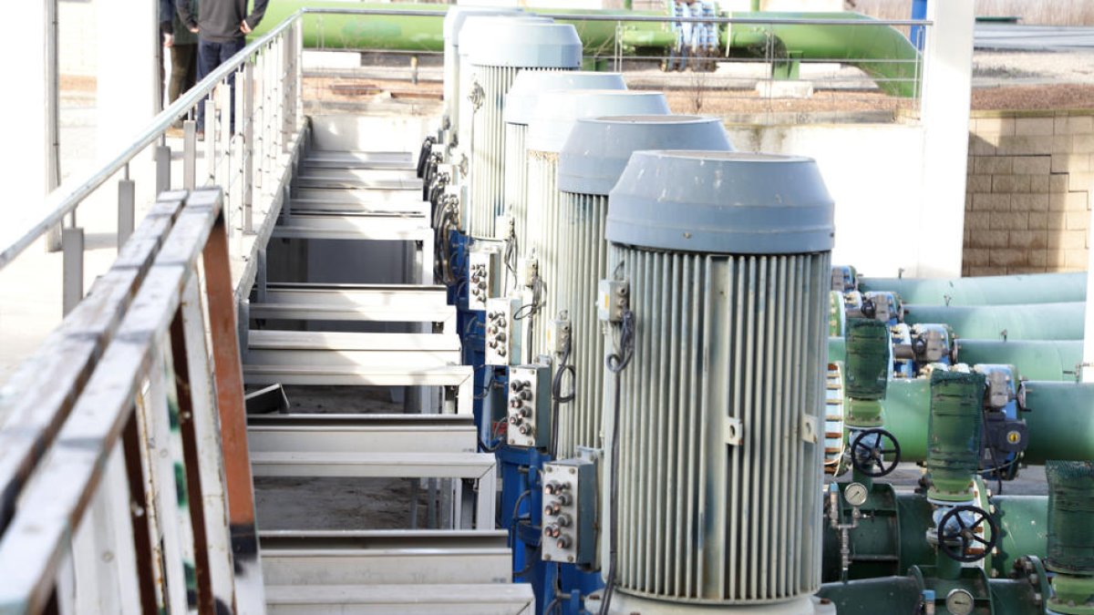 La bombes de l’estació de Castelló de Farfanya, fora de servei.