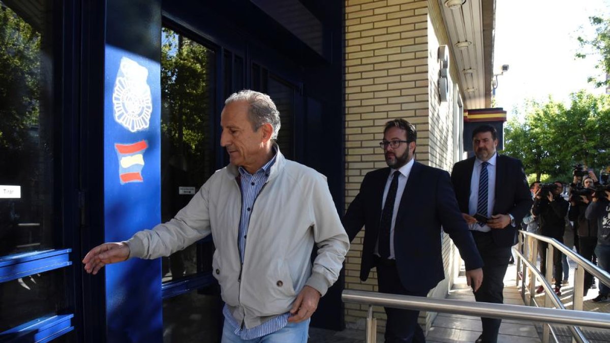 El consejero delegado del Huesca, Petón, ayer al ir a declarar.