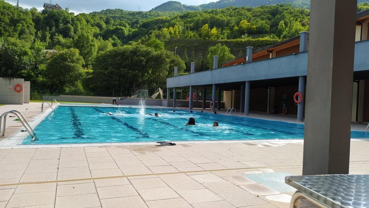 Sort abre sus piscinas en horario de tarde (izquierda) mientras que Alcarràs las ha abierto por primera vez desde 2019.