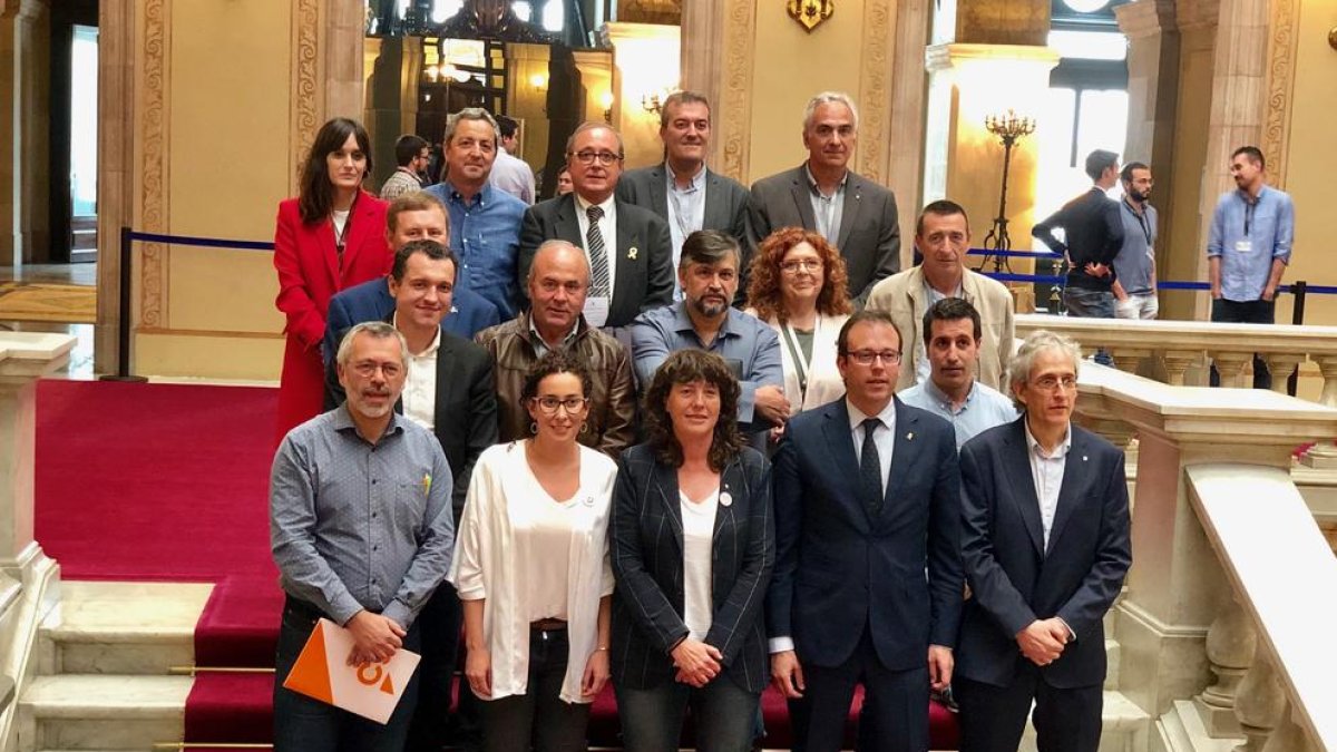 Representantes del sector y de los partidos en una foto de familia tras la aprobación de la normativa.