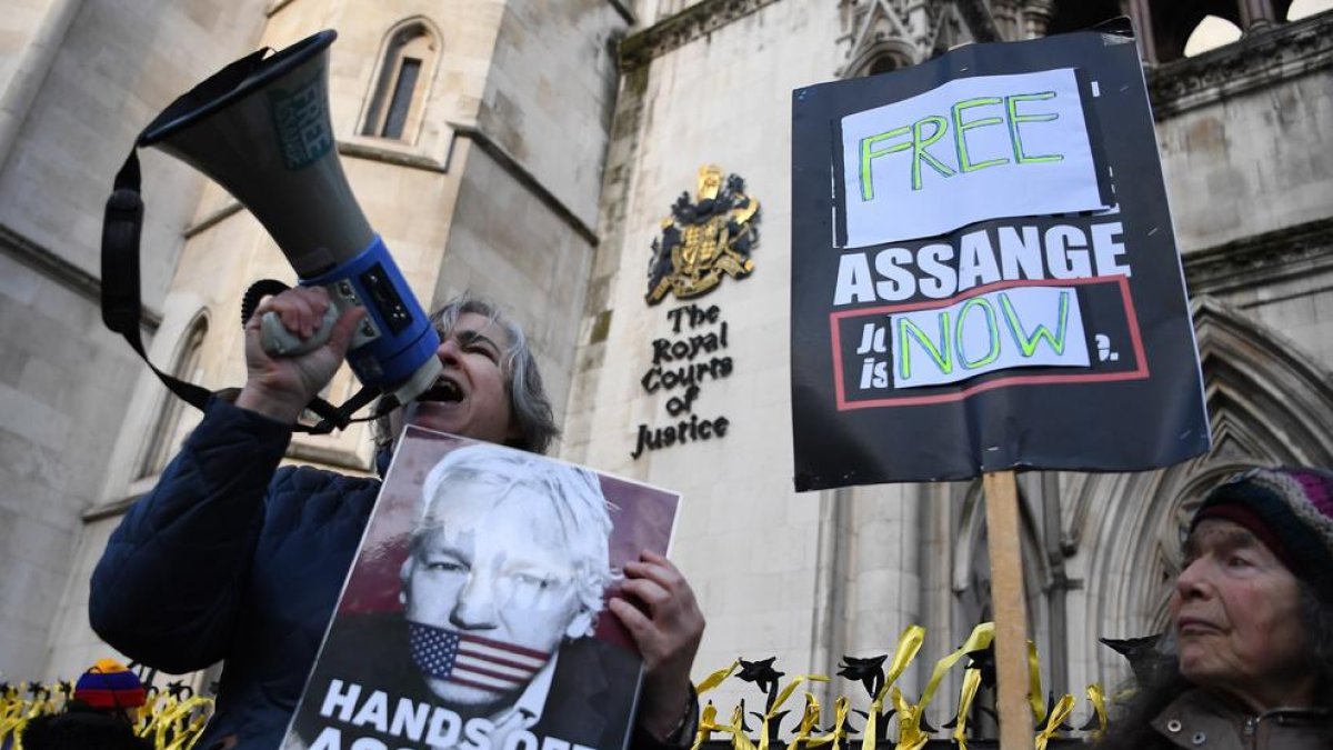 La justícia britànica falla a favor d'extradir Assange als EUA