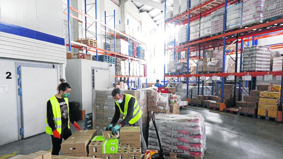 Operaris treballant a la seu del Banc dels Aliments de Lleida en una imatge d'arxiu.