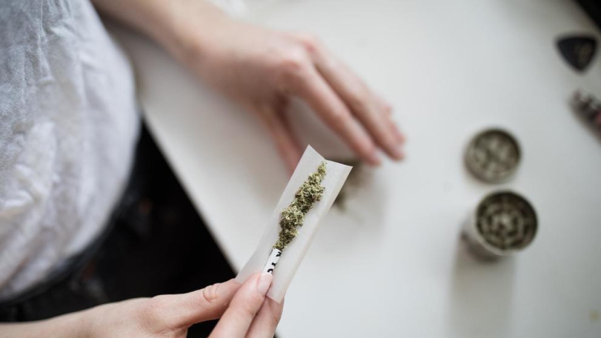 Aumenta el consumo problemático de cannabis entre los estudiantes pero desciende su uso