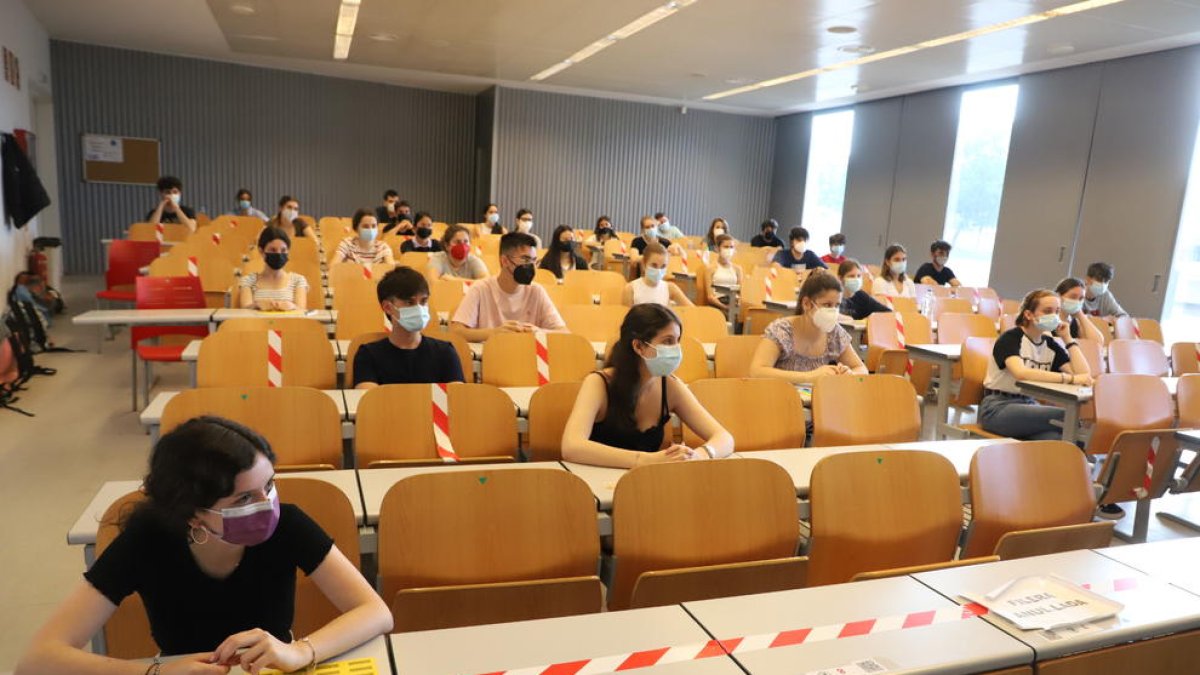 Alumnos que afrontan la selectividad, en un aula de la UdL.