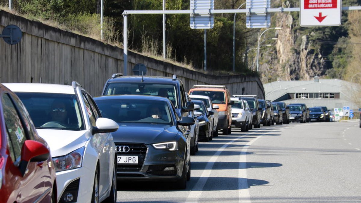 Cotxes circulant en direcció a Andorra, just abans de travessar la frontera.