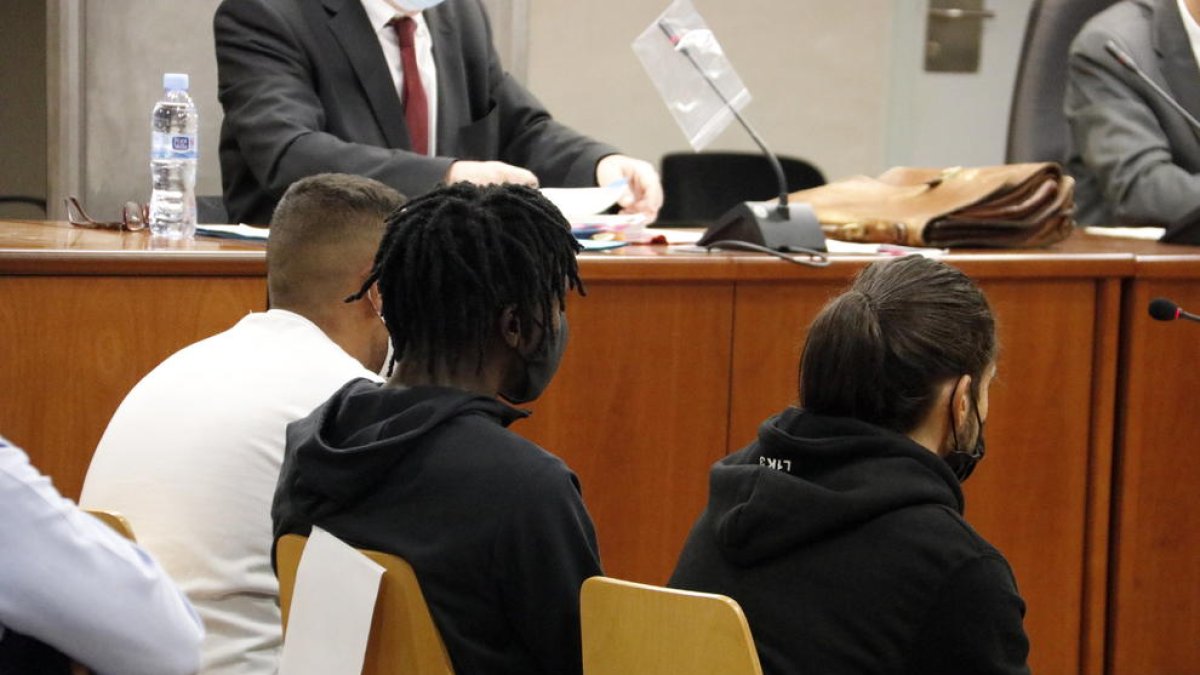 Els tres acusats d'apallissar dos germans a Balaguer, durant el judici a l'Audiència de Lleida.