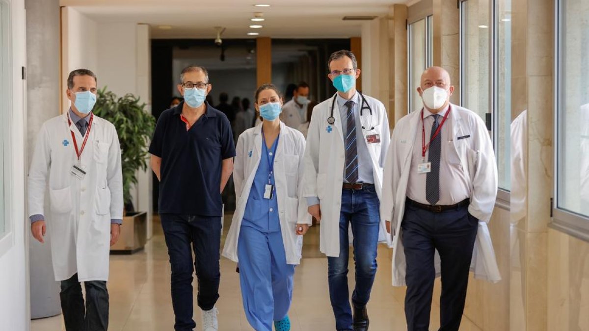 El lleidatà Francesc Béjar flanquejat per l’equip de l’Hospital de Bellvitge.