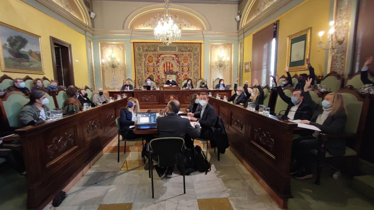 Moment en què PSC, PP i els regidors no adscrits voten en contra del pressupost del 2022.