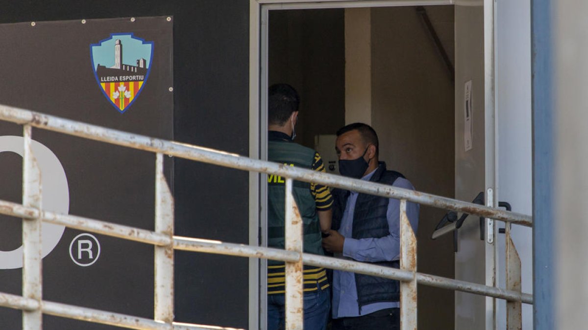 El alcalde Miquel Pueyo ayer dirigiéndose a los medios para explicar el informe sobre el Lleida.