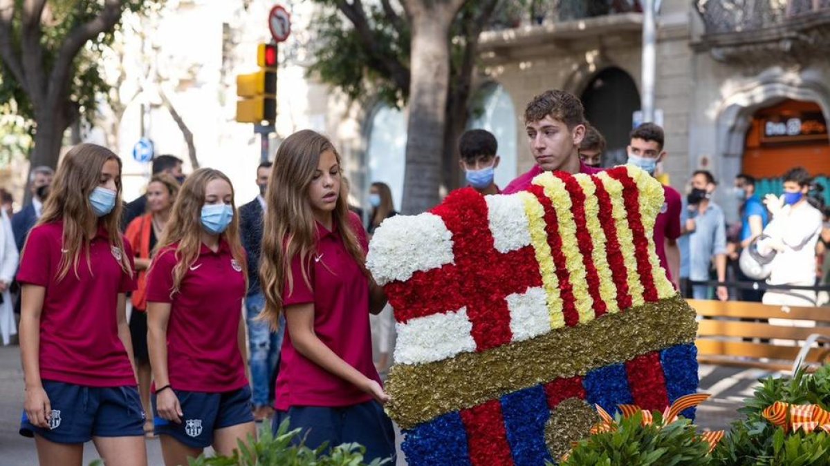 Los canteranos del FC Barcelona se encargaron de depositar la ofrenda floral del club.