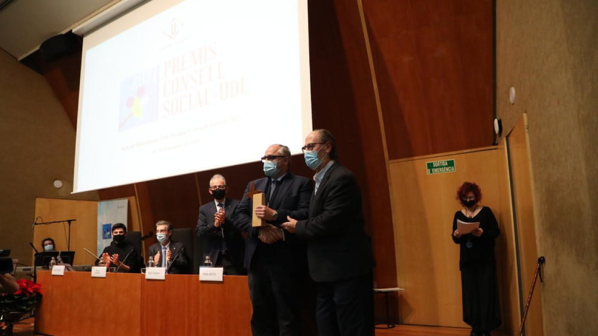 El doctor Jesús Caballero va recollir ahir el premi del Consell Social de la UdL de mans de Josep Pon.