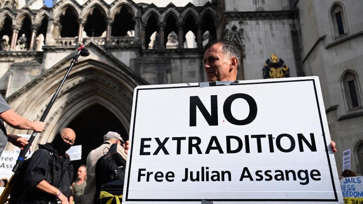 Concentració en suport a Assange i contra l’extradició, ahir.