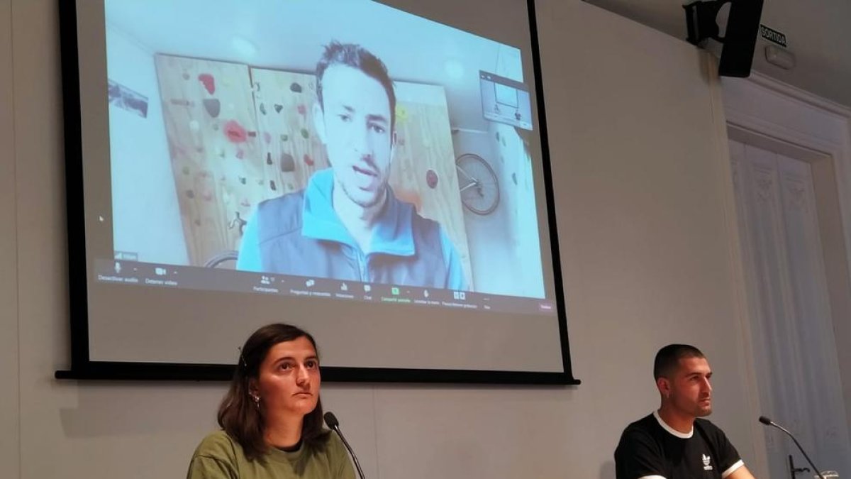 Kilian Jornet, durante su intervención telemática, junto a Emma Rojas y Bernat Lavaquiol.