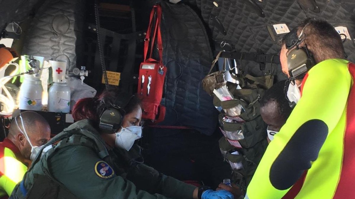 Evacuació en helicòpter de 3 persones des d’un vaixell de càrrega.