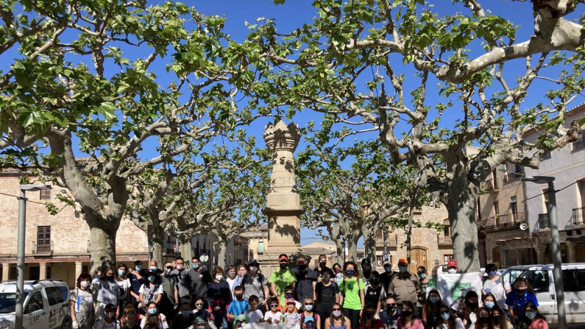 Fotografia de grup dels més de 60 inscrits a la jornada de neteja que es va dur a terme al municipi de Verdú sota l’agrupació Fòrum Verduní.