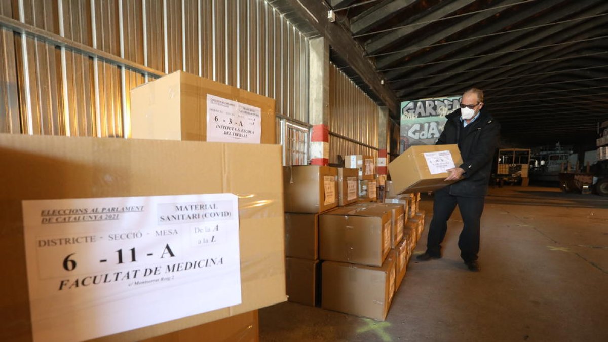 EPI per als col·legis electorals - Els ajuntaments han adquirit EPI i material sanitari per als membres de les meses electorals. A la imatge, el que la Paeria de Lleida distribuirà entre els col·legis electorals de la capital del Segrià.