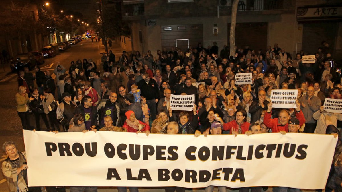 Imagen de archivo de una manifestación en La Bordeta en contra las okupaciones en el barrio.