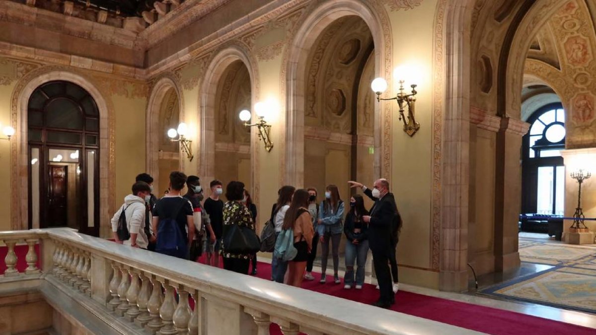 Un dels grups d’alumnes de l’institut Almatà de Balaguer, ahir al Parlament.