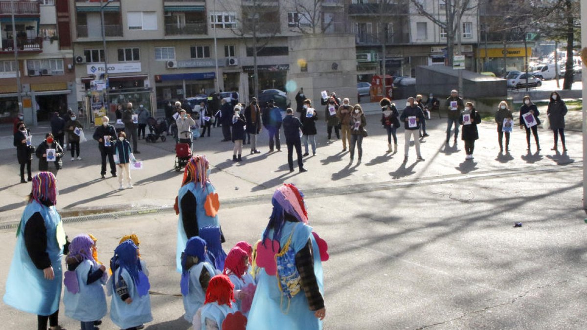 En la protesta participaron alumnos y trabajadoras de las ‘escoles bressol’ del barrio con disfraces.