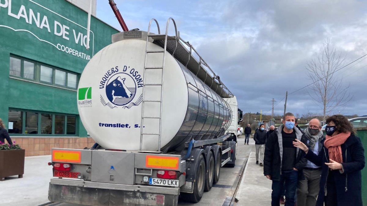 Teresa Jordà visitó ayer la cooperativa Plana de Vic y anunció el nuevo plan de la Generalitat.