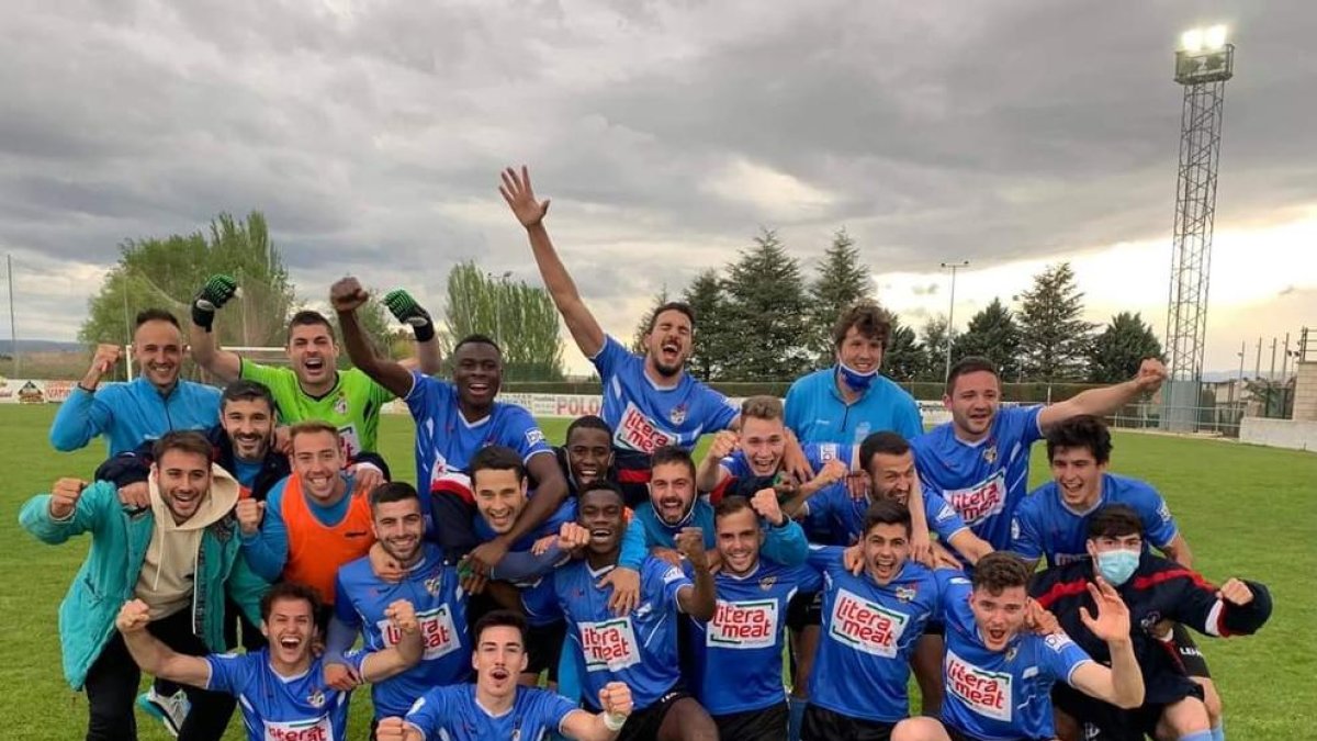 La plantilla del Binèfar celebra la classificació per al ‘play-off’.