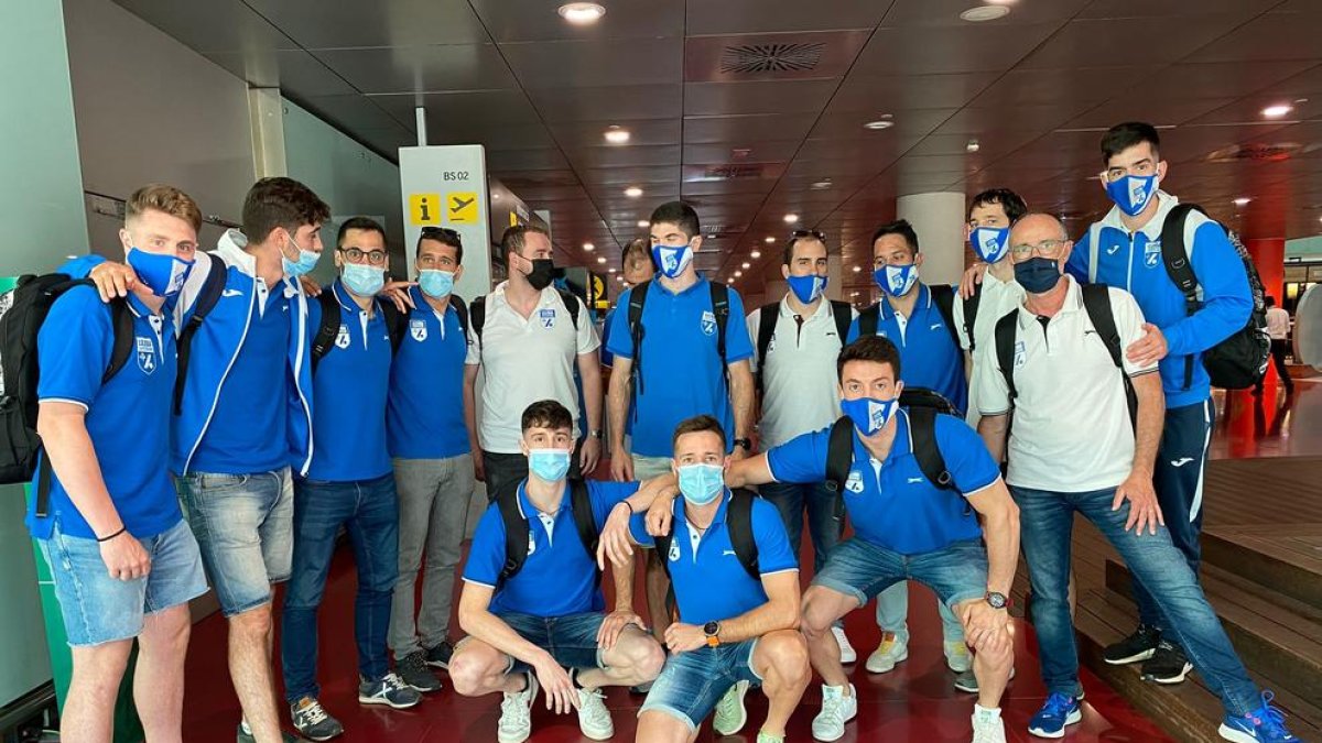 La plantilla listada, minutos antes de tomar ayer por la tarde el avión en el aeropuerto de El Prat.