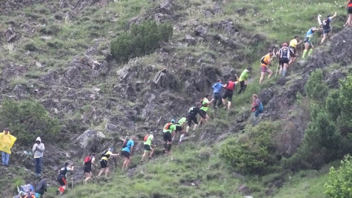 Los corredores, en plena ascensión al Monteixo, en una edición anterior.