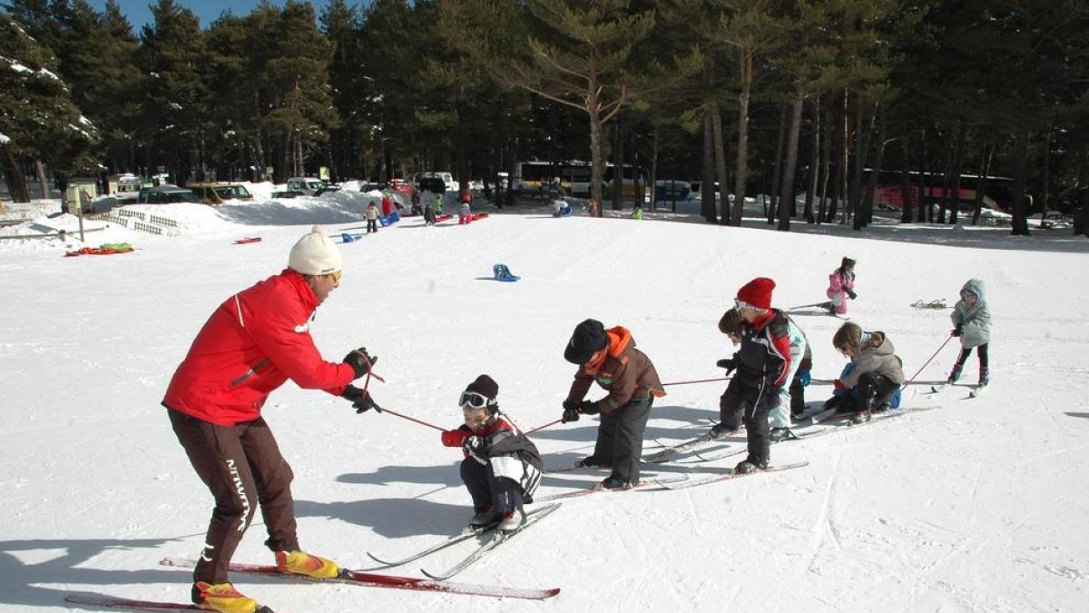 Imatge d’arxiu d’una de les sessions d’esquí per a alumnes del Pirineu.