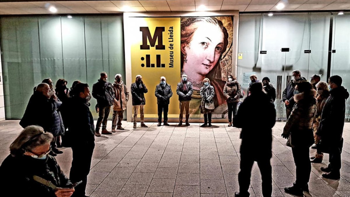 Concentració de protesta ahir de la Plataforma d’Entitats Culturals davant del Museu de Lleida.