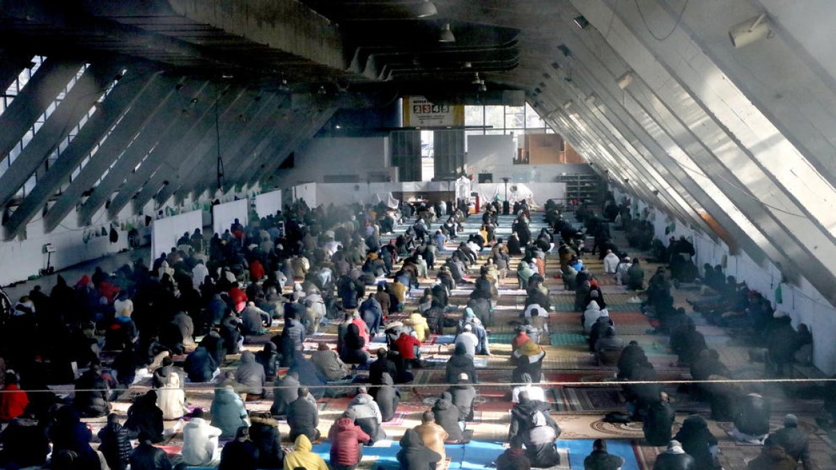 Imatge de l’interior del Palau de Vidre ahir al migdia durant el res musulmà.